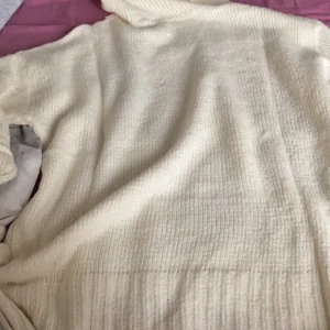 Stickad tröja  - Säljer denna stickade tröja lite oversize. Så fin men kommer inte till andvändning längre tyvärr.