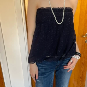 Kjol zara - Superfin glittrig kjol från zara som även är sjukt snygg att ha som topp!💕