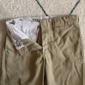 Dickies original fit 874 - Dickies byxor, köpta secondhand från första början, men dom är knappt använda av mig. I bra skick trots secondhand. Kan inte riktig storleken ( finns ingen lapp)  Passar mig som är 38-40 i byxor. 