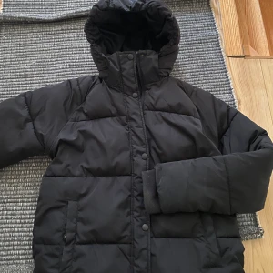 Vinterjacka  - Jätte fin vinterjacka. Köpt förra året, säljer då jag vill ha en annan i år. Har verkligen älskar denna! Är i storleken xs men sitter som en s på mig💞👍🏽