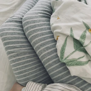 POLARN O. PYRET byxor - Ett par mysiga  POLARN O. PYRET byxor Pyjamas  Några vita och svarta små fläckar och ett grått sträck 