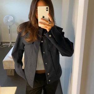 hm jacka - säljer min fina mörkblåa jacka från hm studio. s i herrmodell så skulle säga att den sitter som en m i dammodell. lik nakd-jackan. frakten kostar 66kr🤍