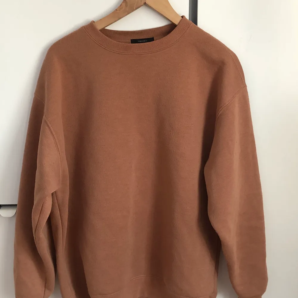 Brun sweatshirt är köpt utomlands och är lite oversize,  har bra skick💕. Tröjor & Koftor.