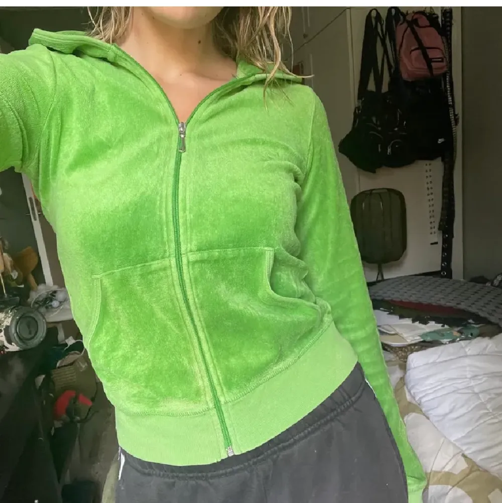 Vintage 2000s juicy couture zip hoodie i världens finaste gröna färg stl xs/s 💚💯 . Tröjor & Koftor.