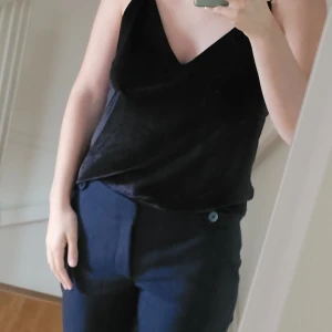 Svart linne  - Svart linne från GinaTricot storlek L men lappen kvar. Köpte för 69 kr på rea men har aldrig använt den. Materialet är polyester. 