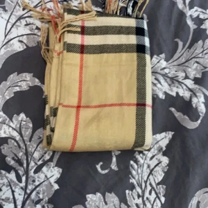 Burberry Halsduk - Hej! Nu säljer jag en Burberry halsduk (rep) för 500kr som inte har några skador alls på sig kan ta fler bilder på den också. Halsduken skulle jag säga att den är för både dam och herr. Meddela mig om ni har några frågor så svarar jag!