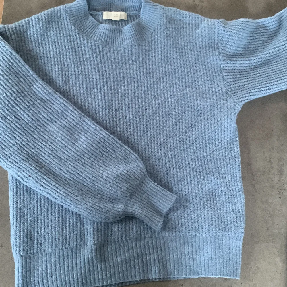 Blå stickad tröja från H&M använd ett fåtal gånger💛 Står inte för frakten då den är väldigt dyr😬 Skriv vid intresse!❣️Är i storlek xs men passar mig som har S.. Neuleet.