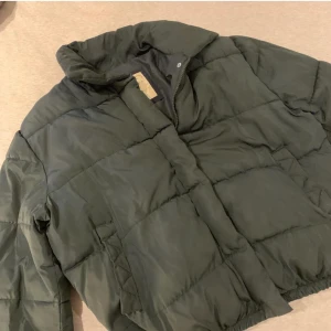 Mörkgrön pufferjacka!! - Säljer denna skitsnygga vinterjacka som jag köpte på depop! (Bilderna är lånade av personen som jag köpte av). Den är i en jättefin mörkgrön färg!! Perfekt nu till vintern🙌🙌är lite sönder i ena fickan som man kan se på den sista bilden!