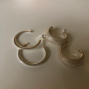 Ani örhängen  - 2 par örhängen från ani ett par aldrig använd och andra paret använd 1 gång. 500 för båda 