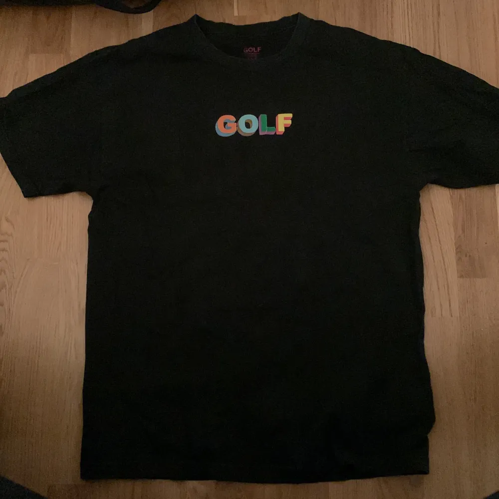 En svart GOLF tröja i storlek L. Texten är lite sliten men de är inget man tänker på. Säljer på grund av att den inte kommer till användning. . T-shirts.