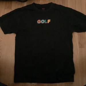 En svart GOLF tröja i storlek L. Texten är lite sliten men de är inget man tänker på. Säljer på grund av att den inte kommer till användning. 