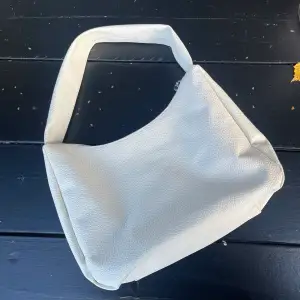 En vit väska från H&M som aldrig är använd. Nypris: 199