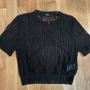 Bikbok topp  - Säljer denna fina topp! Har nästan aldrig använt den därav säljer jag den.  Köparen står för frakt.  
