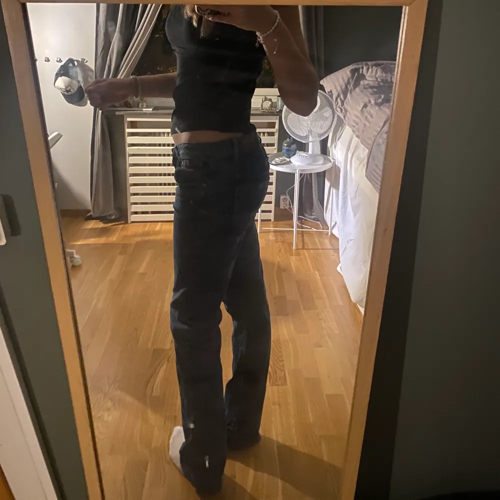 Säljer dessa LTB jeans som knappt är andvända! Skit snygga och har en perfekt lågmidja🤩de är jättebra längd för mig som är lång. . Jeans & Byxor.