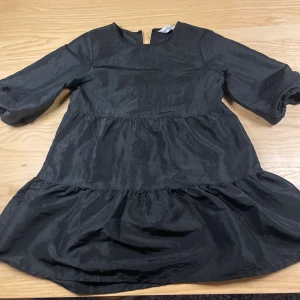 H&M klänning stl 140  - ✨⭐️⚡️snygg svart vågig klänning från H&M . Andvänd cirka 5 gånger . Super bra skick inte en enda skada eller fläck. 💕