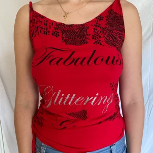 2000s topp - En röd 2000s tröja som passar bra på kroppen