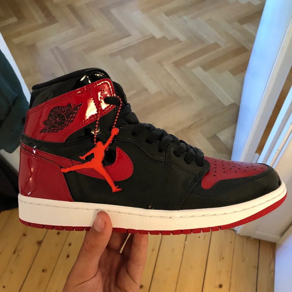 Jordan 1 high patent bred Deadstock. Kvitto, låda och snören finns Kan även bytas mot valentinos/louboutin skor. Skor.