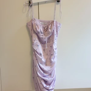 Adoore klänning storlek 36 - Santorini dress lila från Adoore i storlek 36. OBS! Banden runt axlar är nedkortade pga var för långs för korta mig..