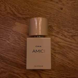Caia parfym - Caias parfym amici. Ca 70% kvar i den. 