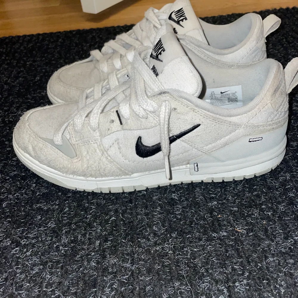 Jag säljer mina Nike dunks då de inte passar längre.  Skorna kostar runt 3000kr deadstock men jag säljer mina för 900 då de har använts lite.  Skick: 6,5/10 Pris kan diskuteras och fråga gärna ifall ni undrar något eller vill ha fler bilder. . Skor.