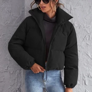 Höst/vinterjacka - Höst/vinterjacka i kort modell i strl M. Helt oanvänd. Inga fickor. Finns i Solna. Skickas ej. 