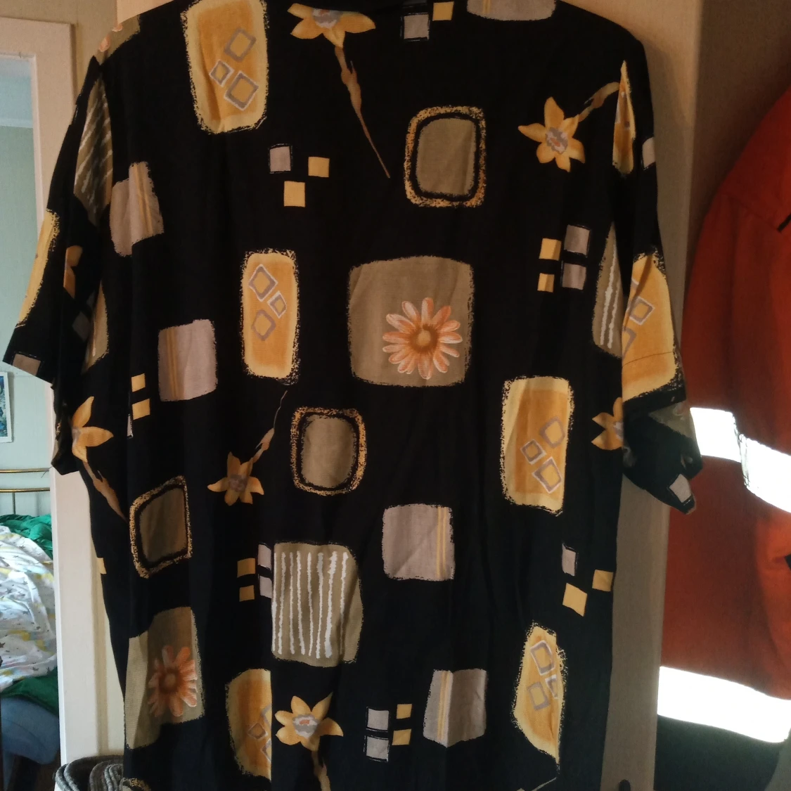 Set Blus /Kjol mönstrad stl 48 samt kjol stl 50 /52.