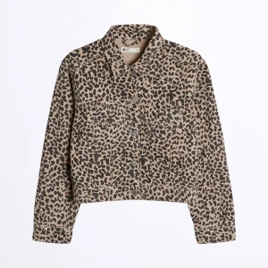 Leopard jeansjacka  - Denna leopard jeans jacka är från Gina tricot är i bra skick! använde bara en gång i 2019 men nu passar den inte längre. Är i storlek S men passade mig som var mellan S & M☺️ orginalpris är 399 och säljer nu för 199+frakt. hör av dig vid intresse! 