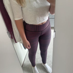 Träningstights - Ett par zebrarandiga träningstights. Lila och svarta ränder. Väldigt sköna. Säljer då de inte används längre och är lite för små. Storlek S. Pris kan diskuteras. Frakten är inräknat i priset. Betalning sker via swish😊🌸