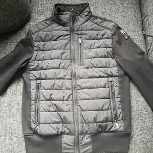 Pj väst & jacka  - Jackan är i nytt skick och västen är lite mer använd men är fortfarande i ett bra skick. Jackan är storlek s och västen M.