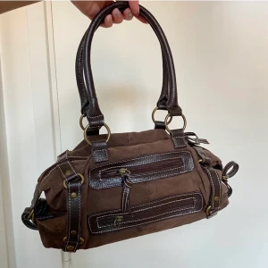 Brun handväska  - Brun handväska! bredd 30cm längd 15cm. 