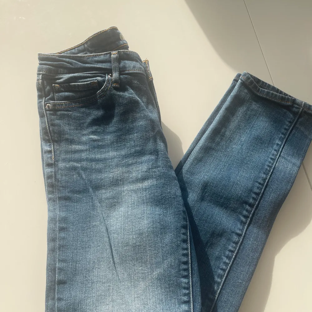 Garderobsutrensning. Blåa Levis jeans, modell 712 slim, W27. Säljes pga blivit för små. Frakt tillkommer - skickas icke rekommenderat. . Jeans & Byxor.