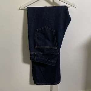 Hope Rush denim i mörkblå - Hope rush denim i mörklbå färg, slutsålda och högt efterfrågade! Nyskick och är aldrig anvämda, 10/10. Storlek 33 och köparen står för frakten (66kr)! 🤝🏼