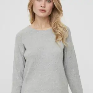 Säljer denna trendiga stickade tröja från vero Moda i grått!! Kontakta för bättre bilder eller frågor! Bra skick inga fläckar