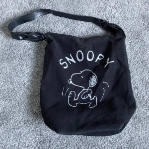 Väska - Jättegullig tygväska med Snoopy-tryck. Absolut använd men finns inga tydliga defekter. 170kr+ frakt💓