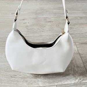 Vit/beige väska  - Vit/beige väska. Aldrig använd och är precis i nyskick. Lagom storlek på väskan där man får plats med mycket.💗💗