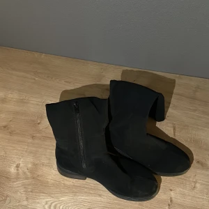Svarta stövlar - Säljer ett par gamla svarta stövlar från din sko. De är väl använda men det finns inga defekter förutom smuts som går att tas bort med en trasa. För mer info/bilder skriv:)
