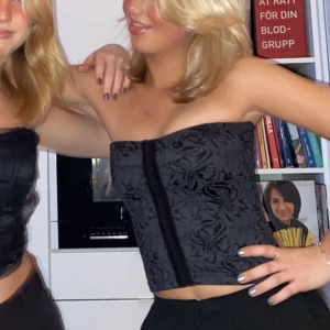 Korsett - Säljer min korsett från maidenform, endast använd vid ett tillfälle. Skitsnygg att ha som t.ex festtopp, går att ha år båda hållen🥰