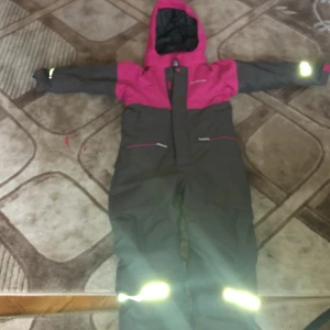 Jacka - Hej! Jag säljer min lilla syster Overall som vi beställde som inte basade henne tyvärr men den är i bra skick helt nytt köpte för 1000kr