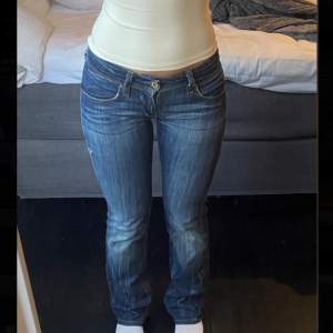 Säljer dessa levis jeansen i den snyggaste blå färgen. De är i en w28 l32. De är lite för små för mig därav säljer jag. De är köpta second hand och har ett litet hål på ena benet som man ser på tredje bilden, går att sy igen. Buda från 100kr❤️