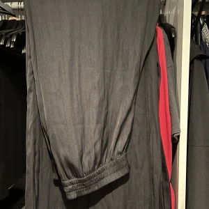 Zara Byxor - Svarta satin byxor från zara i storlek L. Byxorna är otroligt breda och långa på mig som är 170 cm. Köparen står för frakten.