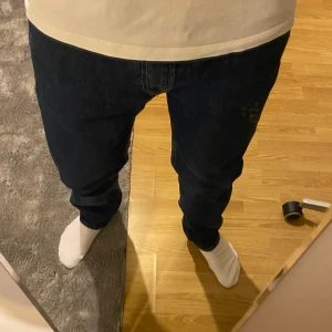 Jeans från Dressman  - Byxorna är strait fit, jag är ca 178 cm och de sitter perfekt på mig. 