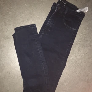 Zara jeans  - Zara jeans  (mörkblå) som alla andra av mina jeans nästan nya