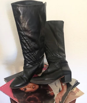 80-tals stövlar  - Snygga 80-tals stövlar i svart skinn från Italien. Mycket bra skick. De är små 38  650 kr ( ink frakt ) 