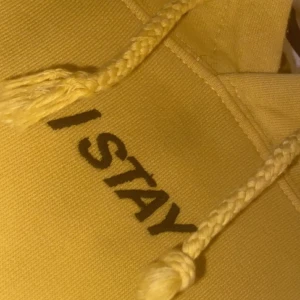 ”I stay” hoodie - Använd dock bra skick.