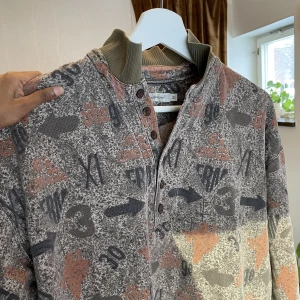 Långärmad Tröja med krage  - Oversized långärmad tröja med krage och knappar.  Kan skicka fler bilder 