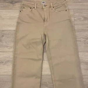 Beiga jeans - Beiga stretchiga jeans som sitter fint på kroppen, mid waist och raka i modellen & även utsvängda. Endast använd en gång så är fortfarande i ny skick.