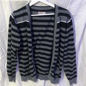 Randig Kofta - En grå svart randig Cardigan i storlek L