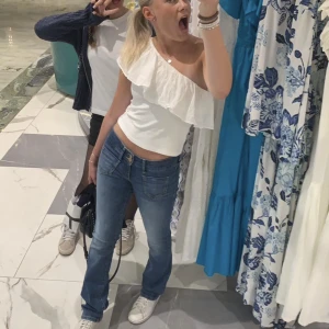 Lågmidjade jeans  - Så snygga lågmidjade bootcut jeans! Får sååå mycket komplimanger för dessa och sitter så fint! Så sköna och väl använda ❤️