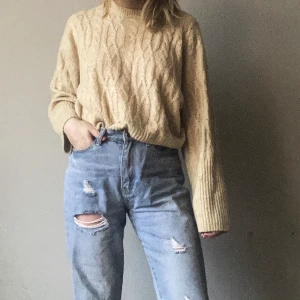 Tröja - Stickad croppad tröja. Lite knopprig med förövrigt i bra skick.  