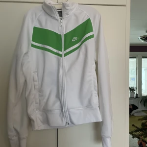 Nike zip-up tröja - Nike tröja med dragkedja. Storlek S herrmodell men sitter snyggt oversizet på mig som vanligtvis har xs. Hör er vid frågor!🥰